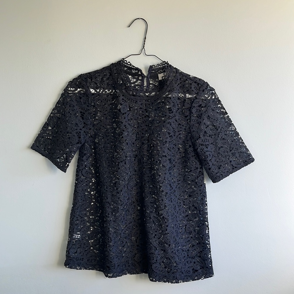 ANN TAYLOR LOFT PETITE lace/ eyelet dray grey short sleeved top